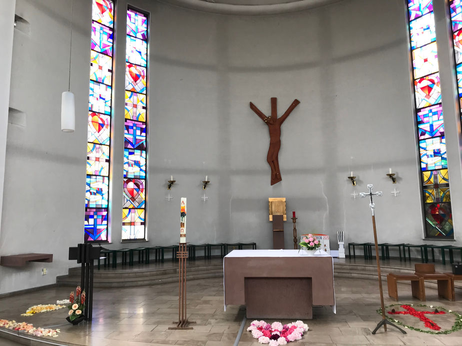 Fronleichnam am 11. Juni 2020 - liebevoll gestaltete Blütenbilder zum Festtag unseres Herrn Jesus Christus.  Erste gemeinsame Eucharistiefeier unter strenger Einhaltung behördlicher und kirchlicher Vorgaben.